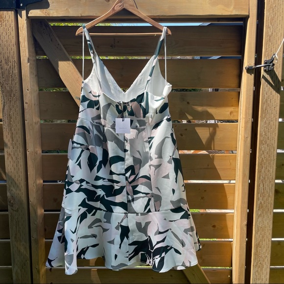 Plus size cocktail dress negative space plant print - Picture 6 of 11